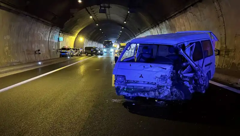 TEM Otoyolu’nda Zincirleme Kaza: Çok Sayıda Yaralı ve Trafik Kaosu