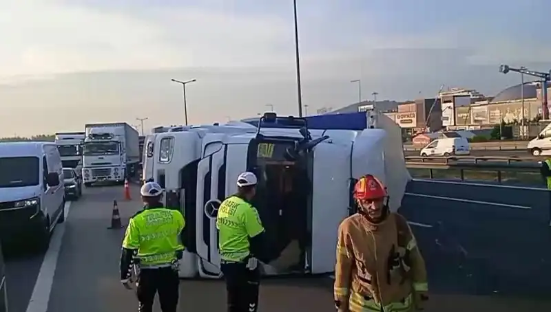 Pendik TEM Otoyolu'nda TIR Devrildi: İstanbul’da Trafik Kaosu Başladı!