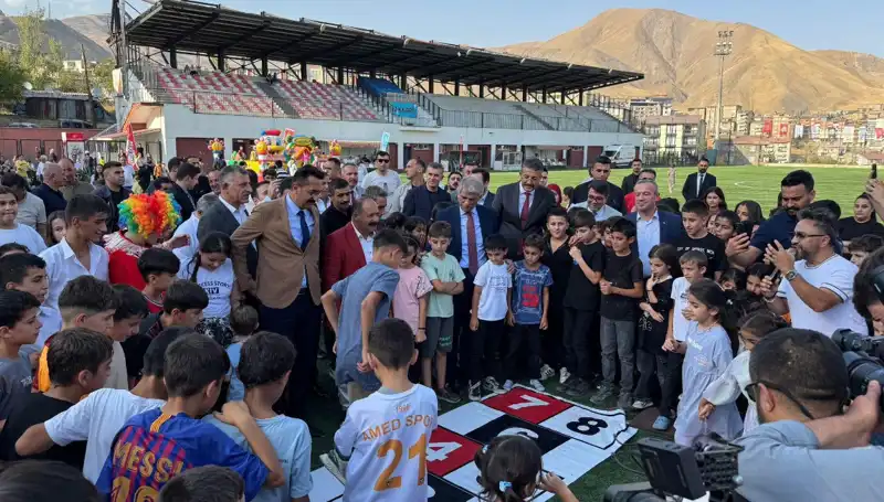 Hakkari'de Coşku Dolu Anadolu Şenliği Rüzgarı Esiyor
