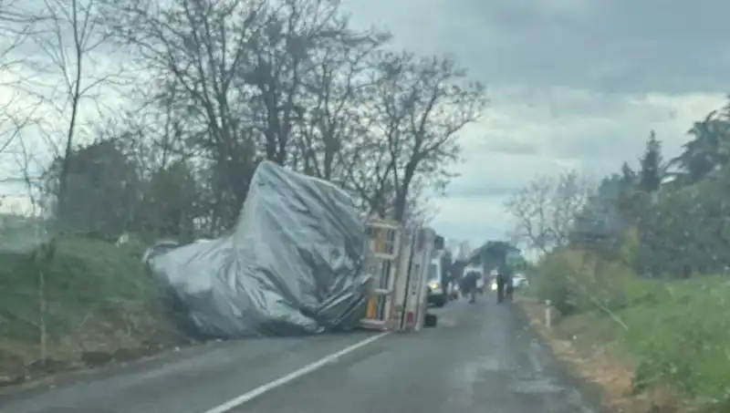 Tekirdağ'da Saman Yüklü TIR Devrildi, Bir Kişi Yaralandı