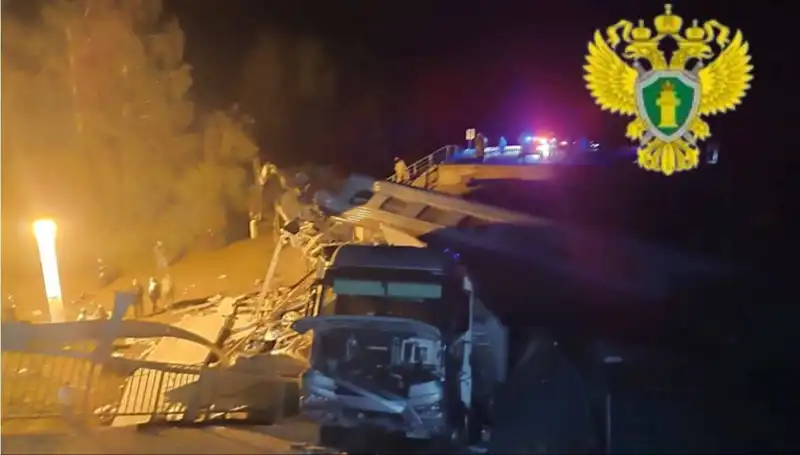 Rusya'da Üzerine Tren Düşen Köprüde Can Kaybı ve Yaralılar Kendini Gösterdi