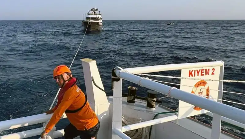 Marmaris Açıklarında Sürüklenen Tekne Cesurca Kurtarıldı!