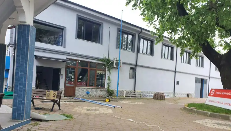Tabela Takarken Üç Metre Yüksekten Düşen İşçi Hastaneye Kaldırıldı